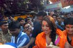 Bipasha Basu visits siddhivinayak in Mumbai on 27th Sept 2012 (9).JPG